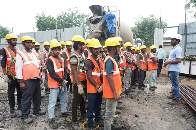 Toolbox talk before the shift